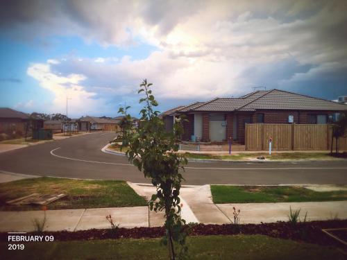 7 mins walk to the train station, 27 mins to Melbourne CBD