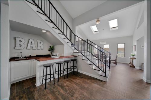 New Listing! Chic Karankawa Home 1 Block to Beach home - image 7