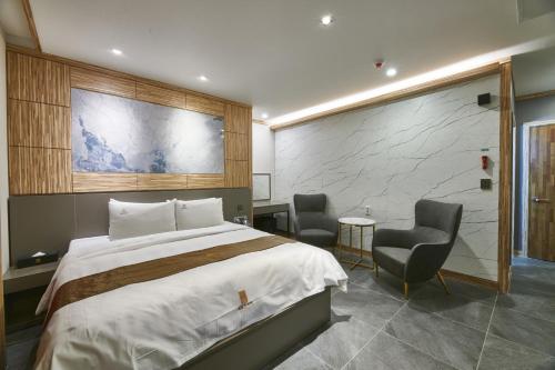 Hotel Aura Room Type - Double Suite - Breakfast for 1 person