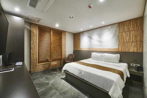 Hotel Aura Room Type - Standard Room - Breakfast for 1 person