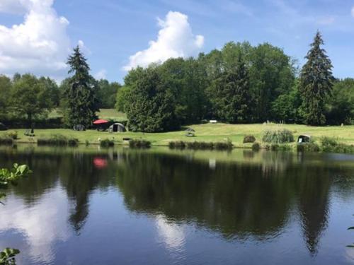 L’Etang Carp fishing lake and Gite - Location saisonnière - Saint-Junien