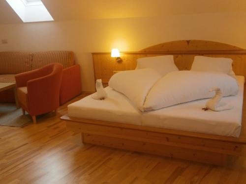 1 king bed, 1 sofa bed