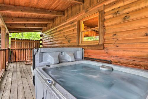 Cabin w/ Deck + Fireplace < 3 Mi to Dollywood!, Pigeon Forge (Foto 2)
