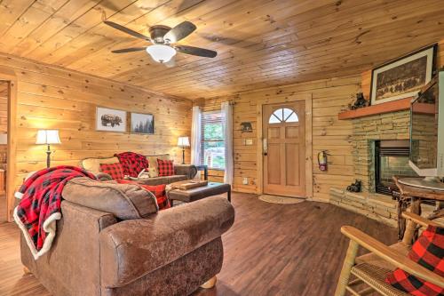 Cabin w/ Deck + Fireplace < 3 Mi to Dollywood!, Pigeon Forge (Foto 4)