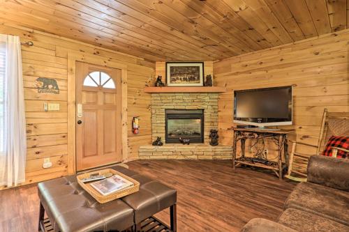 Cabin w/ Deck + Fireplace < 3 Mi to Dollywood!, Pigeon Forge (Foto 6)