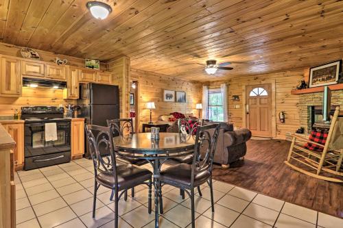 Cabin w/ Deck + Fireplace < 3 Mi to Dollywood!, Pigeon Forge (Foto 8)