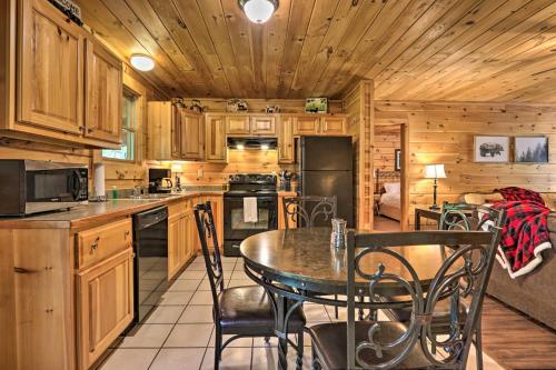 Cabin w/ Deck + Fireplace < 3 Mi to Dollywood!, Pigeon Forge (Foto 9)