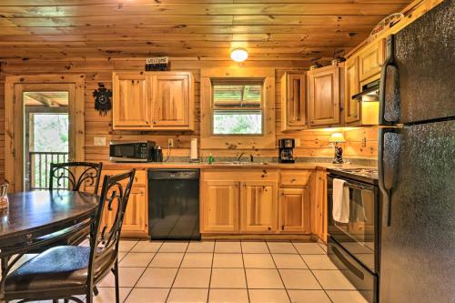 Cabin w/ Deck + Fireplace < 3 Mi to Dollywood!, Pigeon Forge (Foto 10)
