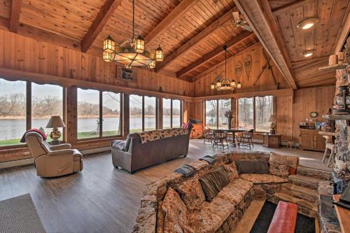 B&B Baraboo - Eagles Nest - Baraboo Cabin on Wisconsin River! - Bed and Breakfast Baraboo