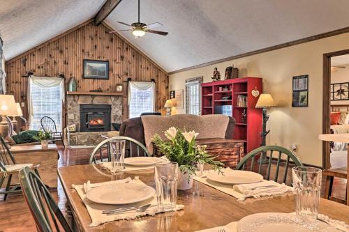 Firefly Cove - 3 Mi to Parkway and National Park! in Sevierville, USA
