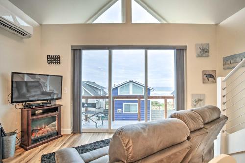 Peaceful Fall Escape: Oregon Home w/ Ocean View - Swisshome, OR