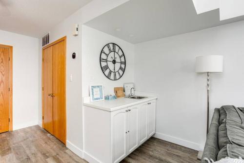 Ski In Out 2 BR Sleeps 8 Chateau Ridge 82136