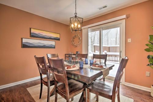 Modern Mountain Retreat with Deck and Hot Tub! in วอร์เรนตัน (VA)