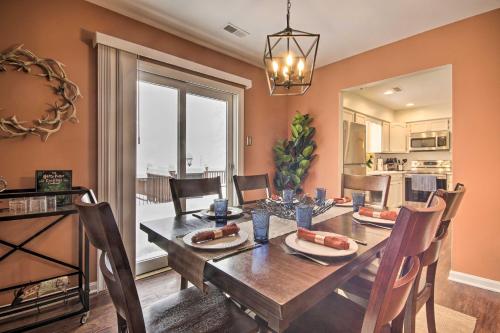 Modern Mountain Retreat with Deck and Hot Tub! in วอร์เรนตัน (VA)