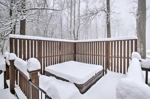 Modern Mountain Retreat with Deck and Hot Tub! in วอร์เรนตัน (VA)