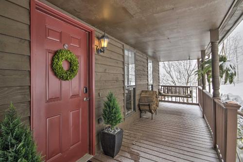 Modern Mountain Retreat with Deck and Hot Tub! in วอร์เรนตัน (VA)