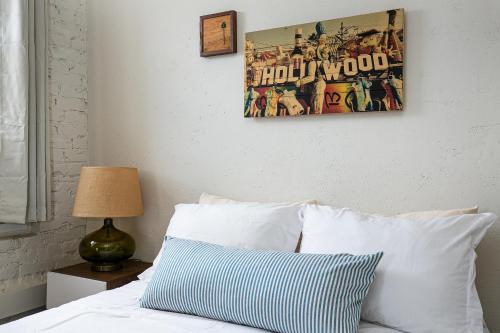 Near Hollywood and Downtown Retro Inspired Studio - image 5