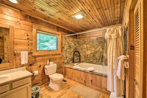 Cozy Grey Fox Cabin Between Boone and Blowing Rock