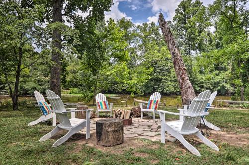 Outdoorsmens Paradise on River with Fire Pit! in Townsend, USA