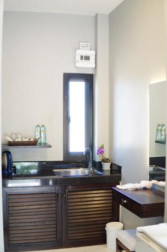 Kitchen, Palm Scenery Resort in Haadson Beach