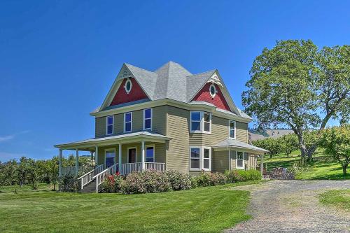 StoryBook Glade Historical Homestead with Views!