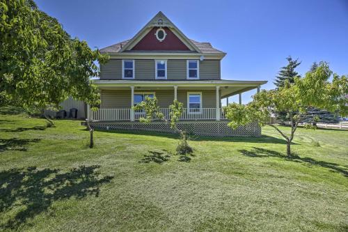 StoryBook Glade Historical Homestead with Views!