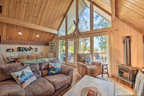 Unique Camano Cabin w/ Mountain + Water Views in Kamano sala (WA)
