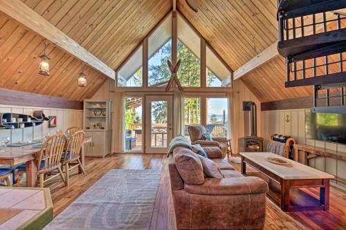 Unique Camano Cabin w/ Mountain + Water Views in Kamano sala (WA)