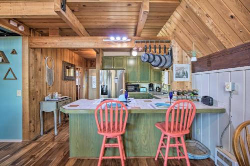 Unique Camano Cabin w/ Mountain + Water Views in Kamano sala (WA)