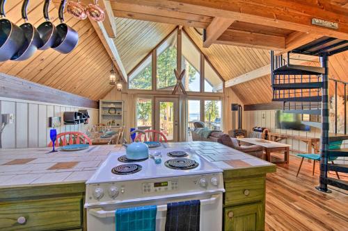 Unique Camano Cabin w/ Mountain + Water Views in Kamano sala (WA)