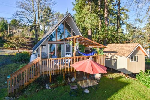 Unique Camano Cabin w/ Mountain + Water Views in Kamano sala (WA)
