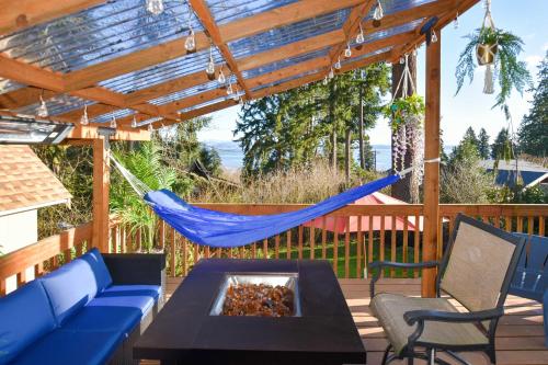 Unique Camano Cabin with Mountain and Water Views - Camano