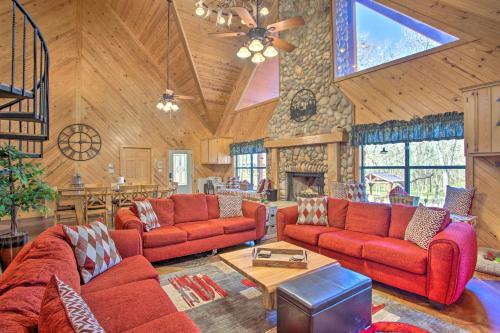 . Cozy Grand Lodge on the River Hot Tub and Fire Pit!