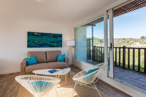 beranda/teres, Apartamentos Playa Canutells in Menorca