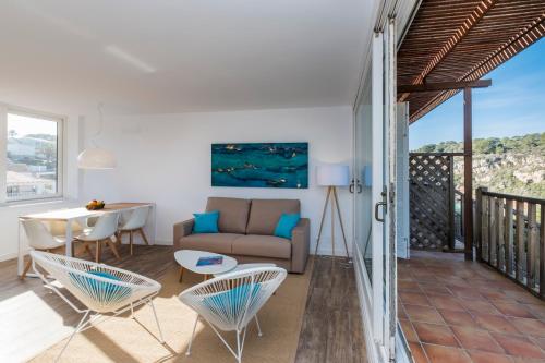 beranda/teres, Apartamentos Playa Canutells in Menorca