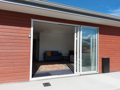 LAKE ESCAPE - Brand new warm and quiet two bedroom Apartment
