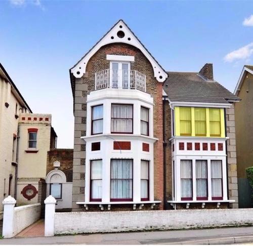 Sea views, double, en-suite, bike store, with sun deck - Accommodation - Kent