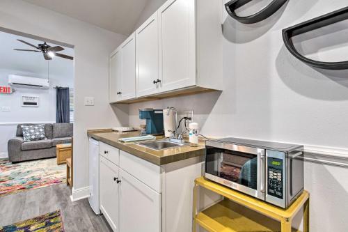 Downtown Ocean Springs Retreat: 1 Mi to Beach! in 密西西比州海洋溫泉 (MS)