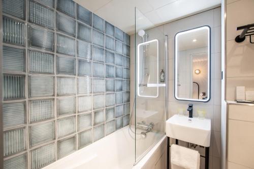 Bathroom, Hotel de L'Esperance in Panthéon - Notre Dame