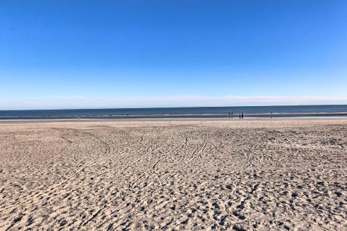 Beach Pebble Townhome about quarter Mile to Ocean! - main image
