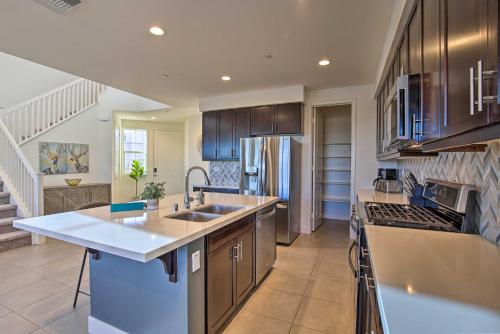 Lakefront Indio Villa Private Pool and On-Site Golf in Indio, USA