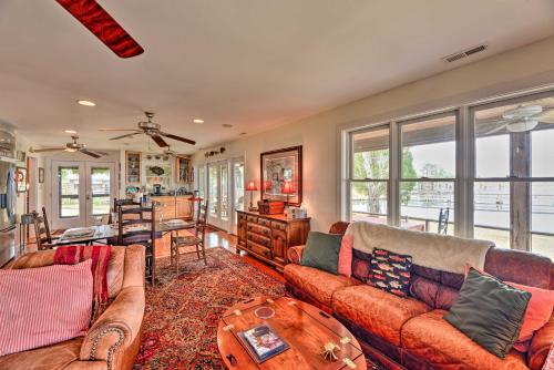 Waterside Belhaven House and Cottage with Porch and Dock in วิลเลียมตัน (NC)