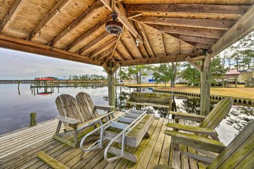 Waterside Belhaven House and Cottage with Porch and Dock in วิลเลียมตัน (NC)