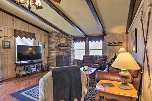 Cozy Caymus Cabin about 3 Miles to Callaway Gardens! in Pine Mountain, USA