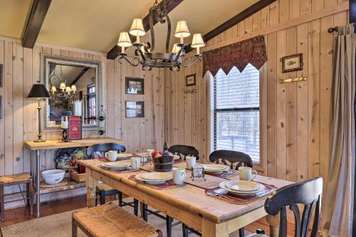 Cozy Caymus Cabin about 3 Miles to Callaway Gardens! in Pine Mountain, USA