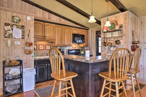 Cozy Caymus Cabin about 3 Miles to Callaway Gardens! in Pine Mountain, USA