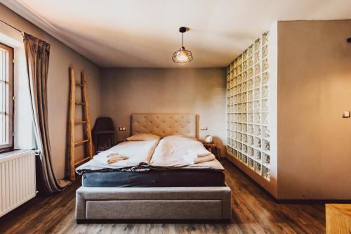 1 queen bed, 1 twin bed