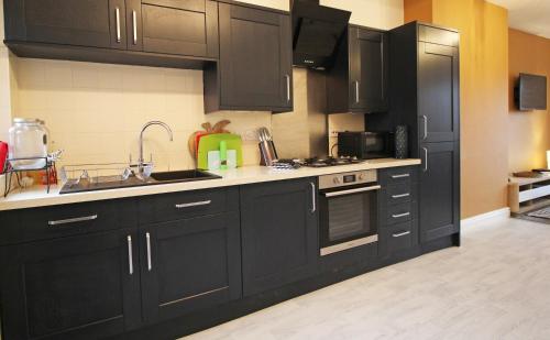 Large period Chester home right on the canal. - image 3
