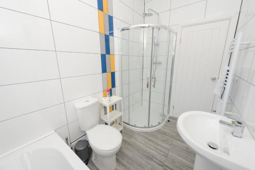 Bathroom, Perfect for Contractors! Spacious 5bed house with Parking - Radford in Radford