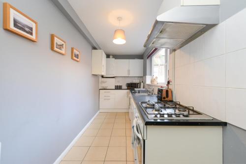 kök, Perfect for Contractors! Spacious 5bed house with Parking - Radford in Radford
